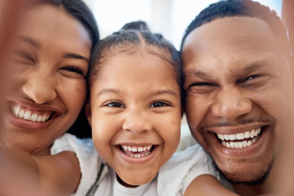 Família sorrindo, representando o cuidado com a saúde bucal em todas as idades